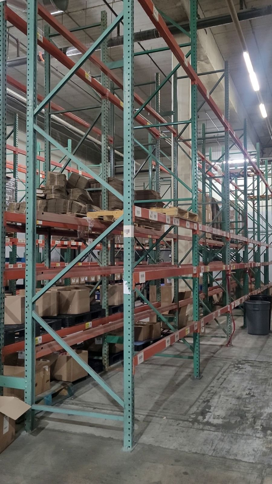 Selective racking aisle